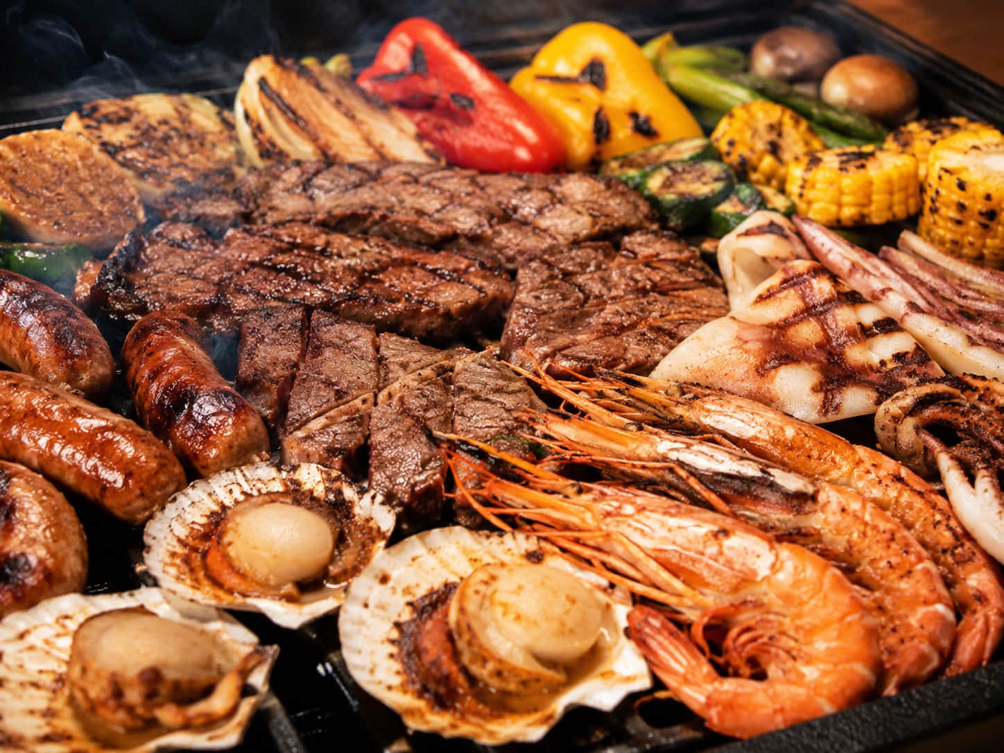 鉄板で焼き上げた牛肉とホタテ、海老、グリル野菜を盛り合わせたBBQ