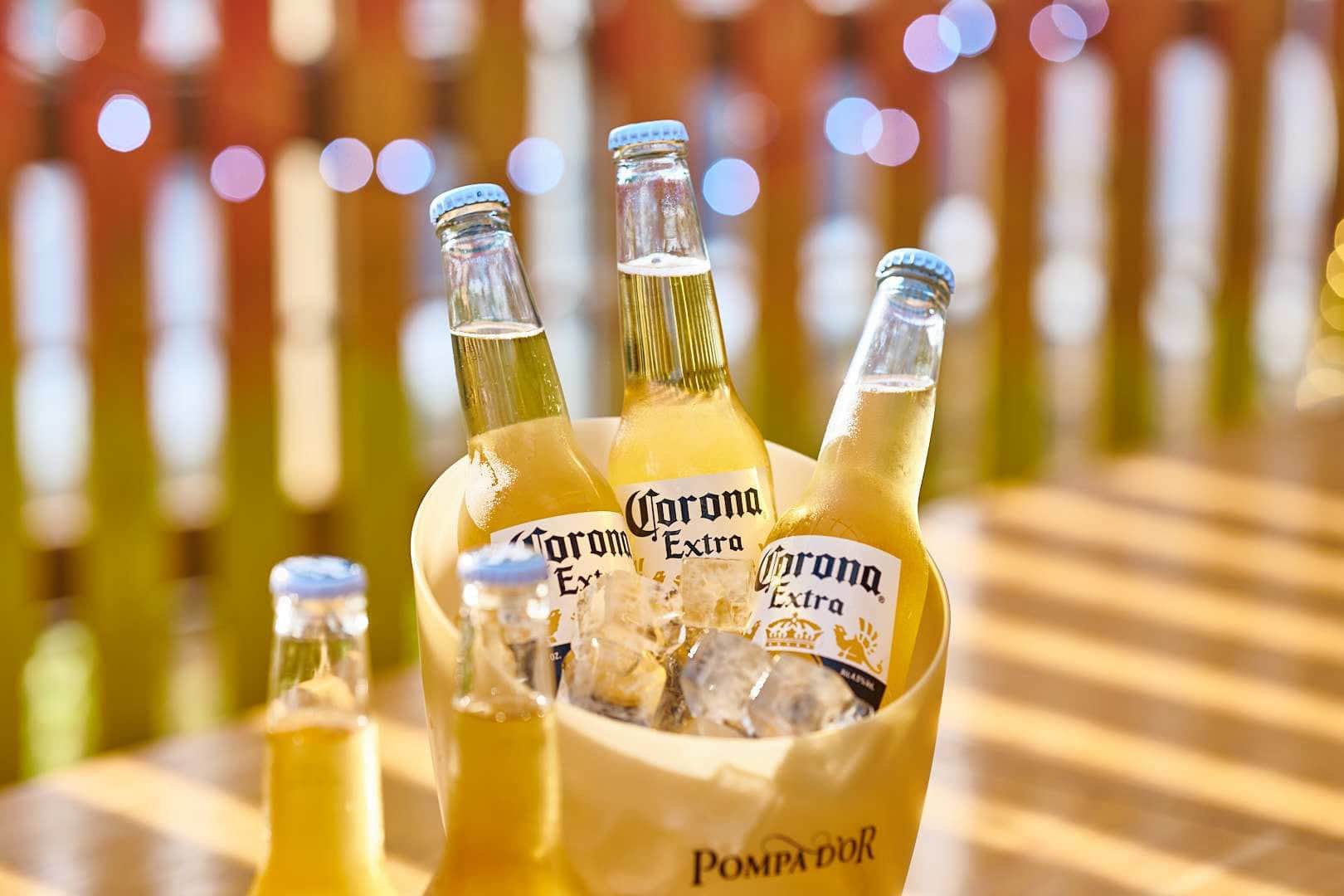氷を張ったアイスバケットで冷やされたボトルビール