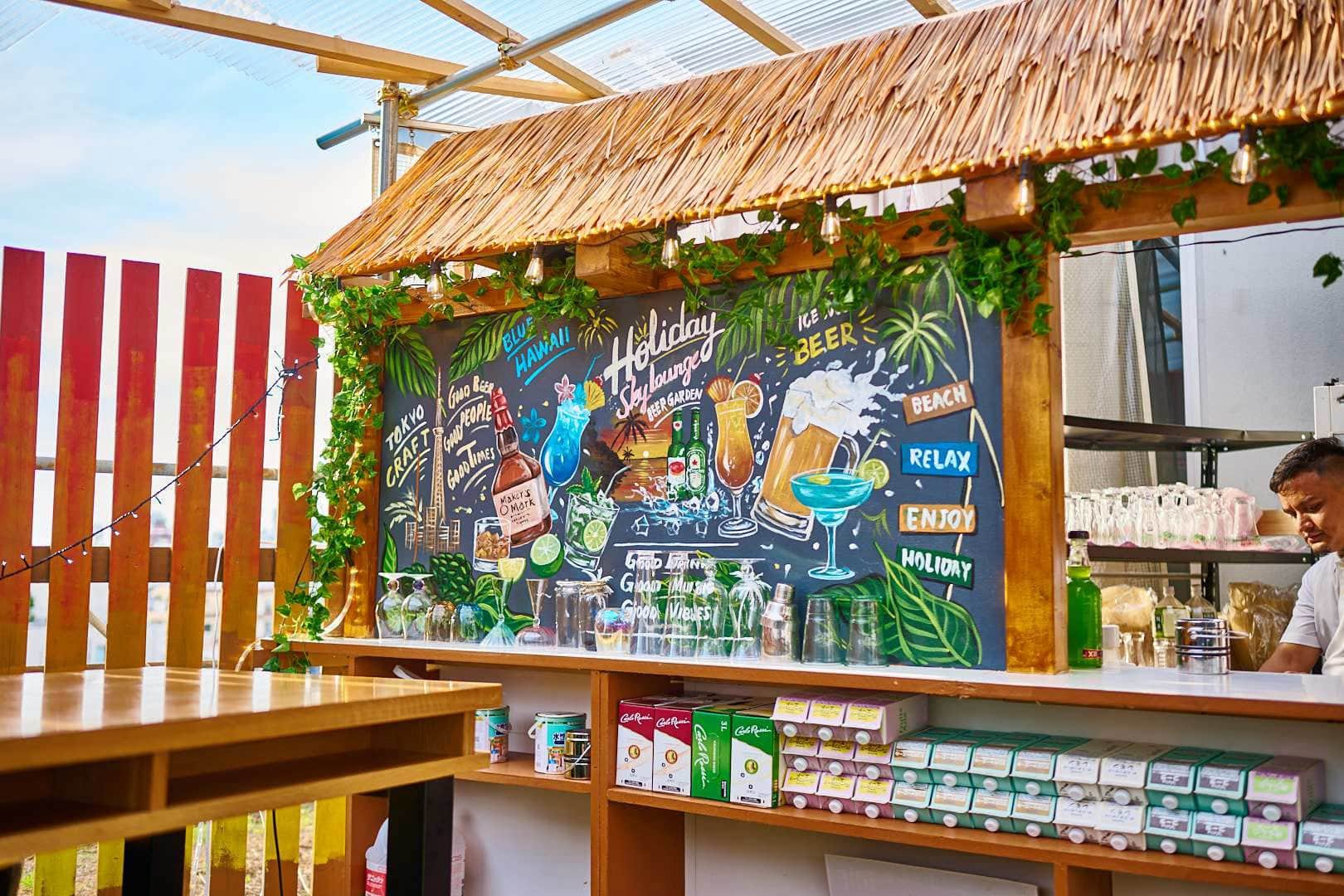 茅葺き屋根を載せた南国風のバーカウンター